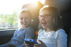 FAQ: Fernbus- und Bahn-Reisen mit Kindern